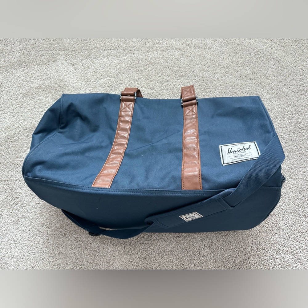 Herschel Novel Duffle navy blue good used condition